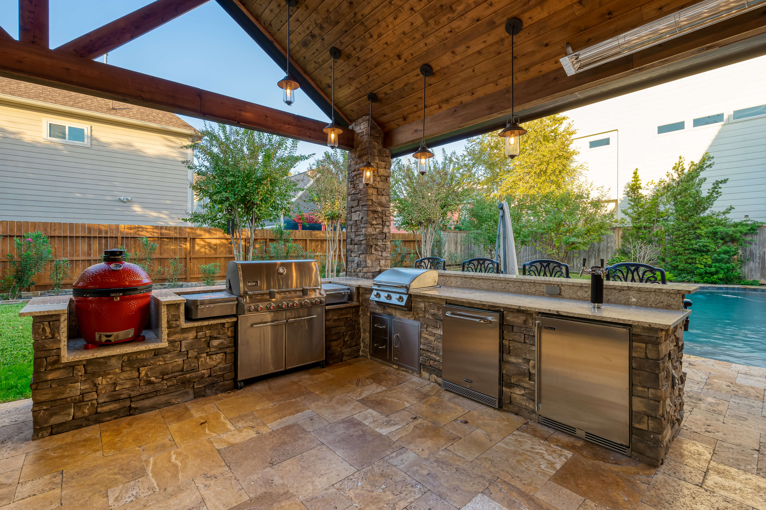 Outdoor kitchen and living